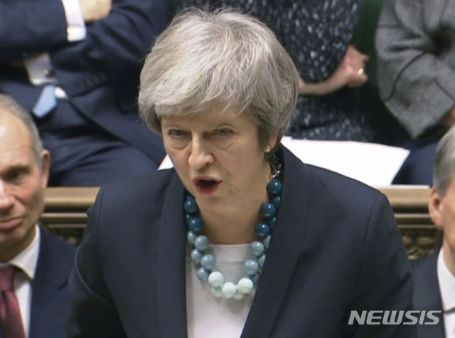 【런던=AP/뉴시스】테리사 메이 영국 총리가 10일(현지시간) 하원에 출석해 연설하고 있다. 11일 예정된 브렉시트 합의안 하원 표결을 하루 앞두고 메이 총리는 "예정대로 투표를 실시한다면 상당한 차이로 부결될 수 있다"면서 투표를 연기한다고 밝혔다. 2018.12.11 