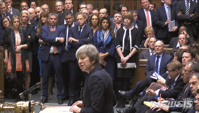 【런던=AP/뉴시스】지난달 10일(현지시간) 영국 하원에 출석한 테리사 메이 영국 총리가 의원들이 지켜보는 가운데 연설을 진행하고 있다. 2019.01.15.