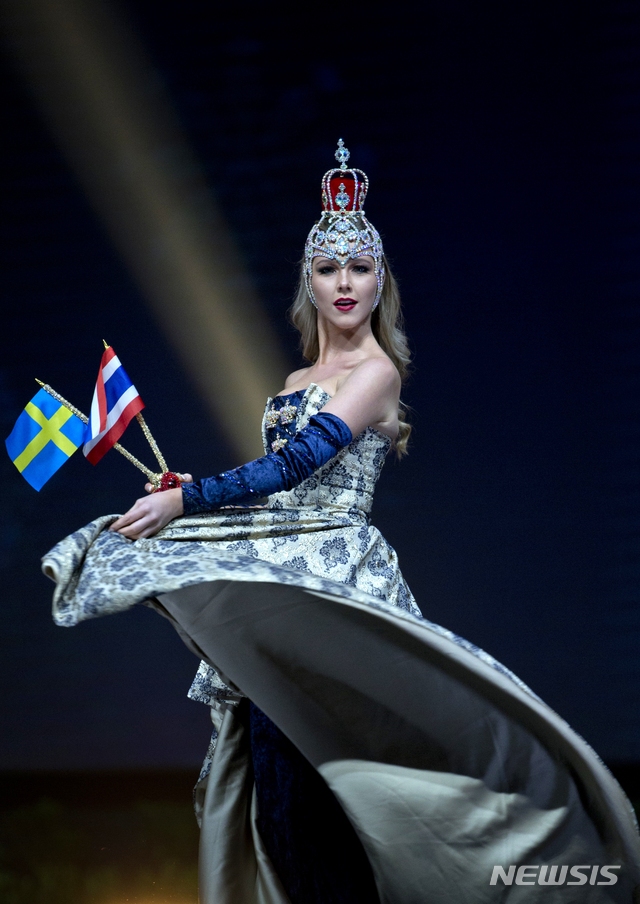 2018년 12월 미스 스웨덴이 태국 촌부리 개최 미스 유니버스 대회 국가 전통의상 쇼에 참가하고 있다&nbsp;&nbsp;&nbsp; AP