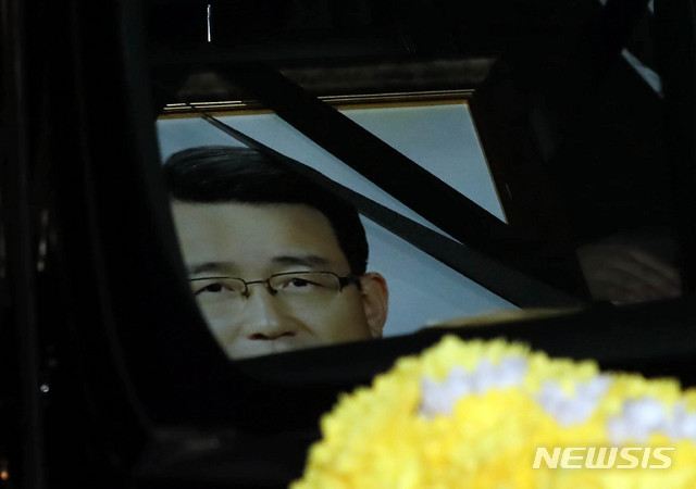 【서울=뉴시스】최동준 기자 = 고 이재수 전 기무사령관의 운구차가 11일 오전 서울 강남구 삼성서울병원 장례식장에서 국립대전현충원으로 이동하고 있다. 2018.12.11. photocdj@newsis.com