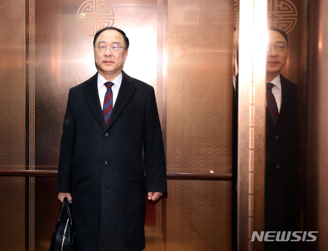 【세종=뉴시스】강종민 기자 = 홍남기 경제부총리 겸 기획재정부 장관이 11일 오전 정부세종청사에 도착, 승강기를 타고 집무실로 향하고 있다. 2018.12.11.&nbsp;&nbsp; ppkjm@newsis.com 