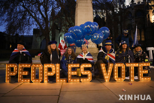 【런던=신화/뉴시스】10일(현지시간) 브렉시트 반대 시위대가 런던 국회의사당 앞에서 시위를 이어가고 있다.&nbsp; 테레사 메이 영국 총리는 유럽연합(EU) 정상들과의 추가 논의를 위한 시간을 벌기 위해 월요일 브렉시트 합의안 표결 연기를 결정했다. 2018.12.11. 