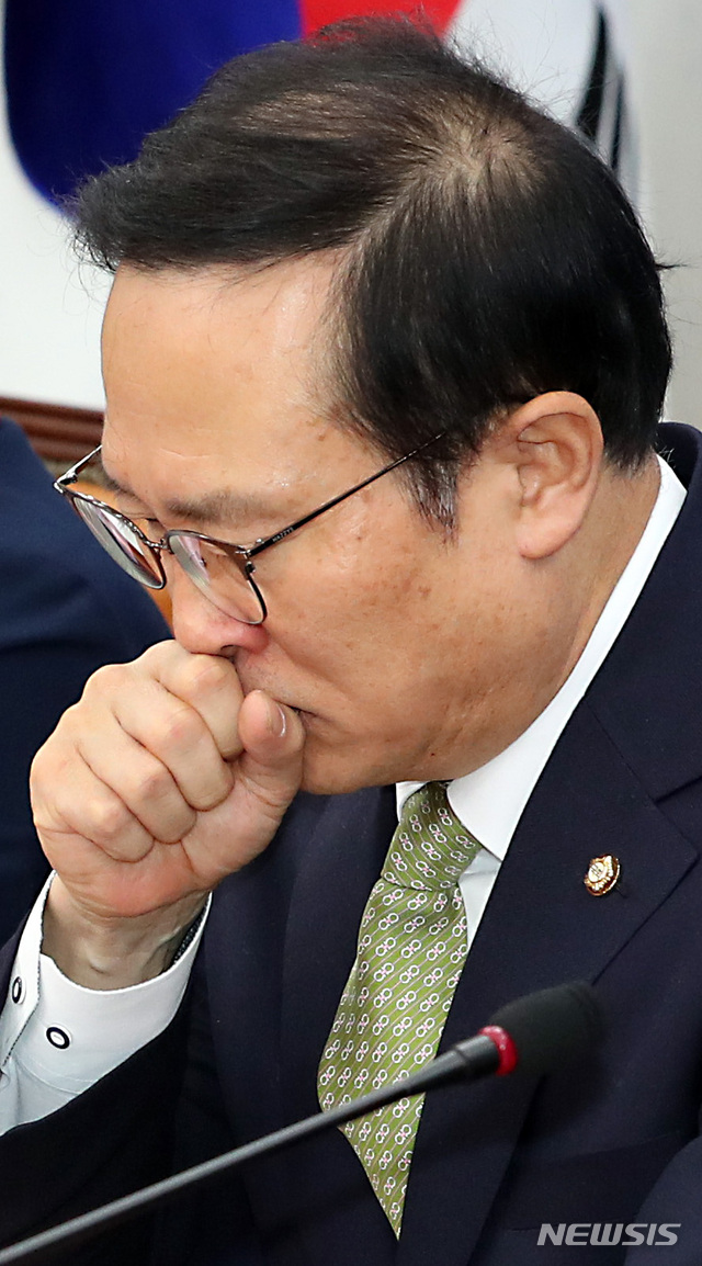 【서울=뉴시스】이종철 기자 = 11일 서울 여의도 국회에서 열린 민주당 원내대책회의에서 홍영표 원내대표가 기침을 하고 있다. 2018.12.11. jc4321@newsis.com