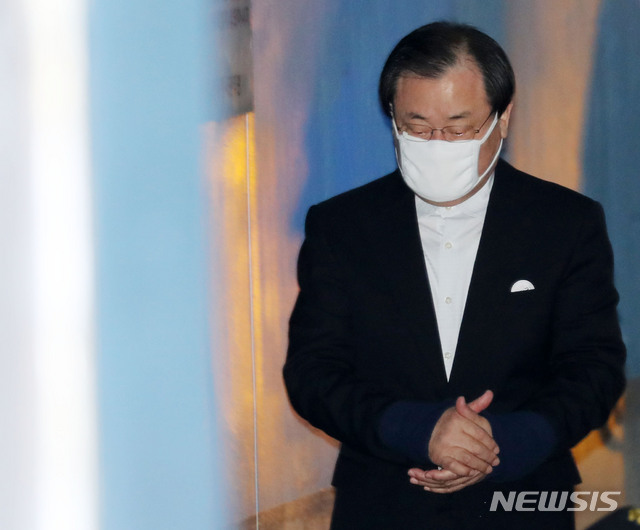 【서울=뉴시스】박주성 기자 = 이병기 전 청와대 비서실장이 지난해 12월11일 오전 서울 서초구 서울고법에서 열린 청와대 국정원 특활비 상납 혐의 항소심 선고 공판에 출석하고 있다. 2018.12.11. park7691@newsis.com