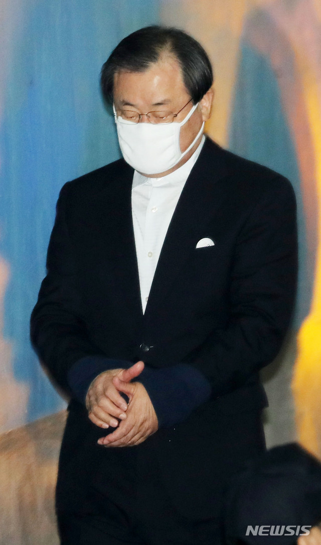 【서울=뉴시스】박주성 기자 = 박근혜 정부시절 청와대 국정원 특활비 상납 혐의로 기소된 이병기 전 국정원장이 11일 오전 서울 서초구 서울고등법원에서 열린 항소심 선고 공판에 출석하고 있다. 2018.12.11.&nbsp; park7691@newsis.com