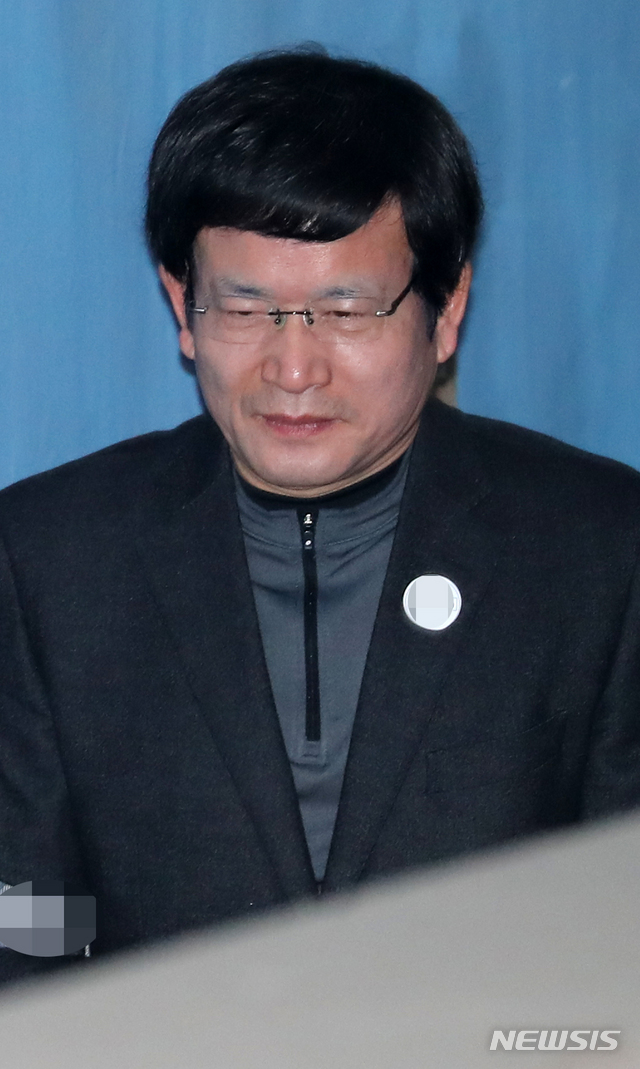 【서울=뉴시스】박주성 기자 = 이명박 정부 당시 국정원 정치공작에 관여한 혐의로 기소된 유성옥 전 국정원 심리전단장이 지난해 12월11일 오전 서울 서초구 서울고등법원에서 열린 항소심 1차 공판에 출석하고 있다. 2018.12.11. park7691@newsis.com
