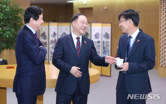 【세종=뉴시스】전신 기자 = 홍남기 경제부총리 겸 기획재정부 장관이 11일 세종시 어진동 정부세종청사에서 열린 서울-세종 화상 국무회의에 앞서 김상조(오른쪽) 공정거래위원장, 김영춘 해양수산부 장관과 대화하고 있다. 2018.12.11. photo1006@newsis.com