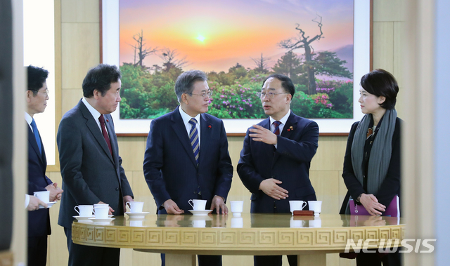 【세종=뉴시스】전신 기자 = 문재인 대통령이 11일 세종시 어진동 정부세종청사에서 열린 서울-세종 화상 국무회의에 앞서 국무위원들과 차담하고 있다. 오른쪽부터 유은혜 사회부총리, 홍남기 경제부총리, 문 대통령, 이낙연 국무총리, 노형욱 국무조정실장. 2018.12.11. photo1006@newsis.com