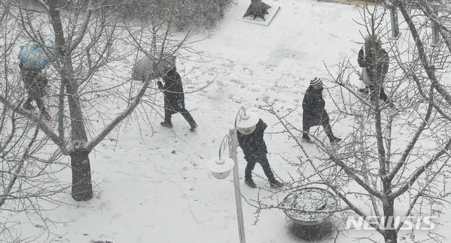 【대전=뉴시스】함형서 기자 = 대전과 충남지역에 눈이 내리는 11일 오후 대전 서구 둔산동 대전시청 앞에서 시민들이 길을 걷고 있다. 2018.12.11. foodwork23@newsis.com
