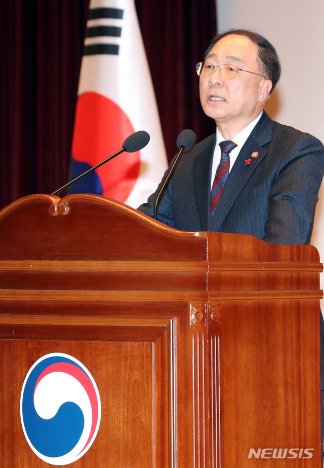 【세종=뉴시스】강종민 기자 = 홍남기 경제부총리 겸 기획재정부 장관이 11일 오후 정부세종청사에서 열린 취임식에서 취임사를 하고 있다. 2018.12.11.&nbsp; ppkjm@newsis.com