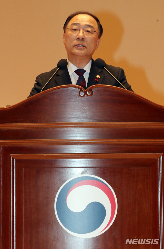 【세종=뉴시스】강종민 기자 = 홍남기 경제부총리 겸 기획재정부 장관이 11일 오후 정부세종청사에서 열린 취임식에서 취임사를 하고 있다. 2018.12.11.&nbsp;&nbsp; ppkjm@newsis.com