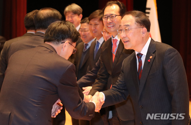 【세종=뉴시스】강종민 기자 = 홍남기 경제부총리 겸 기획재정부 장관이 11일 오후 정부세종청사에서 열린 취임식에서 직원들과 악수하고 있다. 2018.12.11.&nbsp;&nbsp; ppkjm@newsis.com