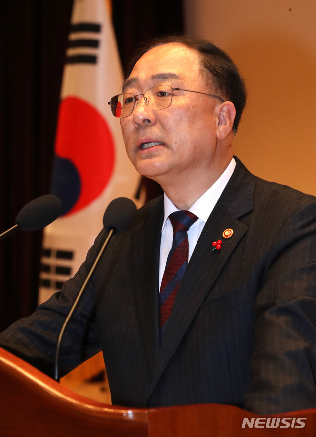 【세종=뉴시스】강종민 기자 = 홍남기 경제부총리 겸 기획재정부 장관이 11일 오후 정부세종청사에서 열린 취임식에서 취임사를 하고 있다. 2018.12.11.&nbsp; ppkjm@newsis.com