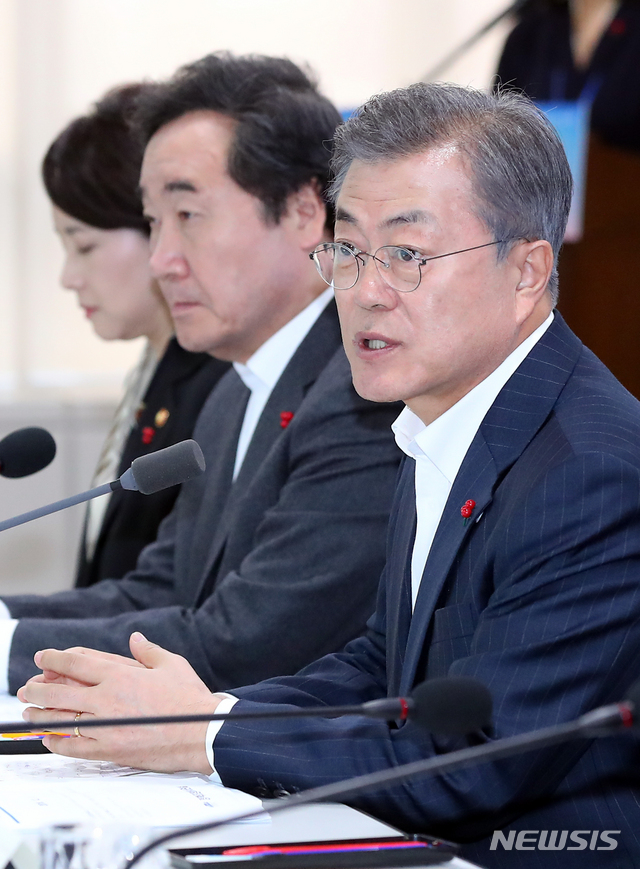 【세종=뉴시스】전신 기자 = 문재인 대통령이 11일 세종 어진동 정부세종청사에서 열린 2019년 교육부 업무보고에서 모두발언하고 있다. 2018.12.11. photo1006@newsis.com