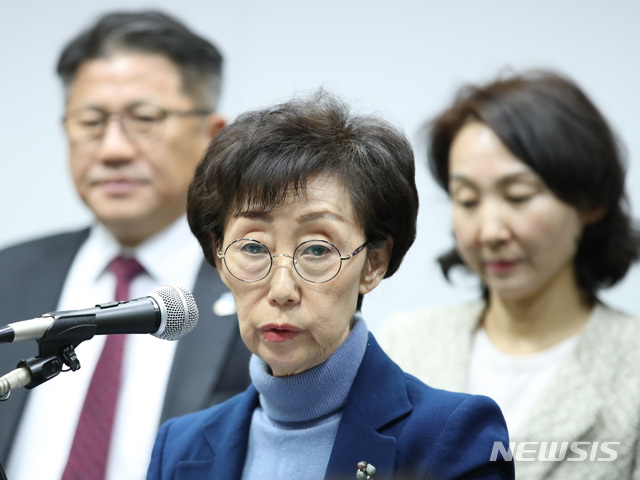 【서울=뉴시스】박미소 수습기자 = 최영애 국가인권위원장이 11일 오후 서울 중구 국가인권위원회 10층 브리핑실에서 열린 '인권위원회 블랙리스트·장애인활동가 사망 진상조사 결과 발표 브리핑'에서 사과문을 발표하고 있다.2018.12.11. misocamera@newsis.com
