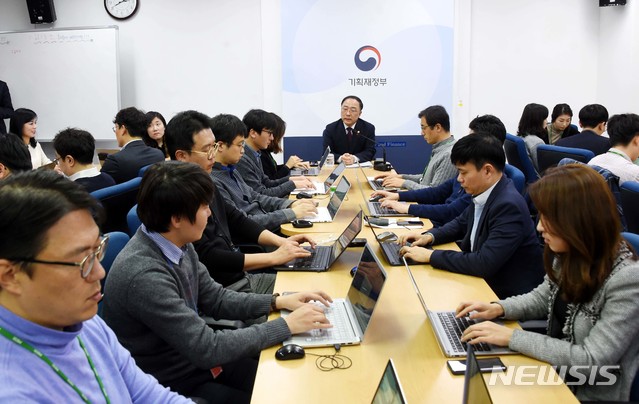 【서울=뉴시스】홍남기 부총리 겸 기획재정부 장관이 11일 세종시 정부세종청사에서 열린 출입기자간담회에 참석해 모두발언을 하고 있다. 2018.12.11. (사진=기획재정부 제공) photo@newsis.com