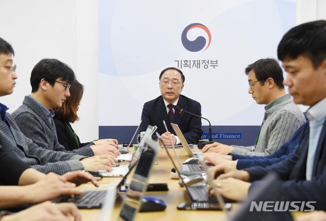 【서울=뉴시스】홍남기 부총리 겸 기획재정부 장관이 11일 세종시 정부세종청사에서 열린 출입기자간담회에 참석해 모두발언을 하고 있다. 2018.12.11. (사진=기획재정부 제공) photo@newsis.com