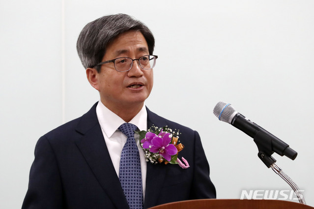 【고양=뉴시스】홍효식 기자 = 김명수 대법원장이 지난 11일 오후 경기 고양식 일산동구 법원도서관 사무동 다목적실에서 열린 법원도서관 이전 개관식에서 치사하고 있다. 2018.12.11. yesphoto@newsis.com