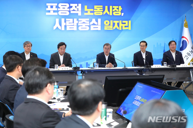 【세종=뉴시스】전신 기자 = 문재인 대통령이 11일 오후 세종특별자치시 정부세종청사에서 열린 2019년 고용노동부 업무보고에 참석하여 모두발언을 하고 있다. 2018.12.11. photo1006@newsis.com