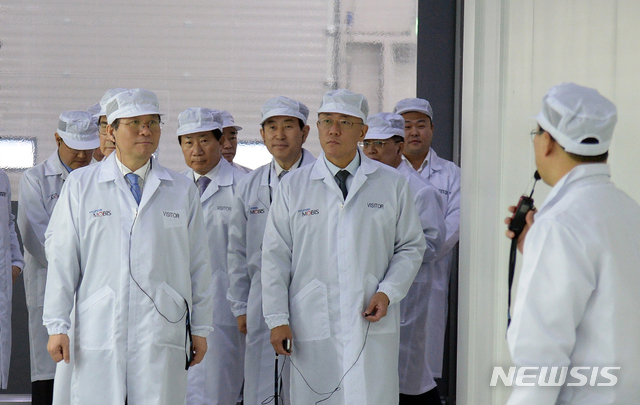 【서울=뉴시스】11일 충북 충주시 현대모비스 공장에서 열린 '현대모비스 충주 수소 연료전지시스템 제2공장 신축 기공식'에서 정·관계 인사와 현대차그룹 관계자들이 공정 내 청정도 유지를 위해 방진복을 착용한 채 생산라인을 돌아보고 있다.&nbsp; 앞줄 왼쪽부터 성윤모 산업통상자원부 장관, 정의선 현대자동차그룹 수석부회장. 2018.12.11. (사진=현대차그룹 제공)&nbsp; photo@newsis.com