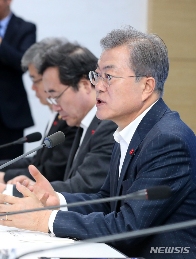 【세종=뉴시스】전신 기자 = 문재인 대통령이 11일 세종 어진동 정부세종청사에서 열린 2019년도 고용노동부 업무보고에서 모두발언하고 있다. 2018.12.11.&nbsp; photo1006@newsis.com