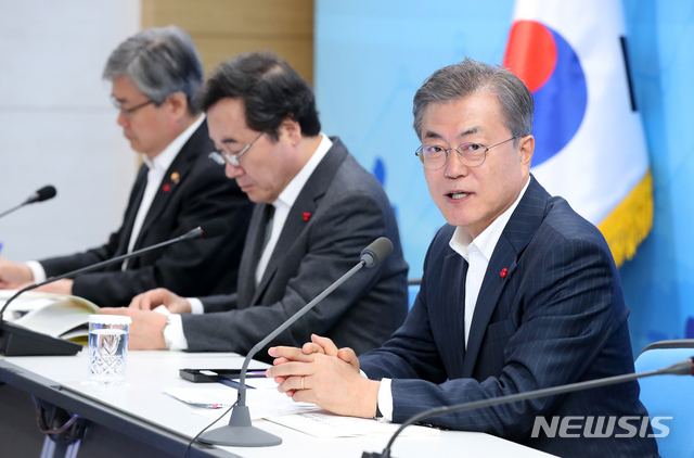 【세종=뉴시스】전신 기자 = 문재인 대통령이 11일 세종 어진동 정부세종청사에서 열린 2019년도 고용노동부 업무보고에서 모두발언하고 있다. 2018.12.11. photo1006@newsis.com