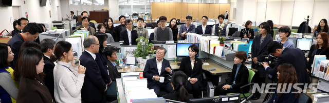 【세종=뉴시스】전신 기자 = 문재인 대통령이 11일 정부세종청사에서 열린 2019년 교육부 업무보고를 마친 후 유아교육정책과를 방문해 직원들과 환담하고 있다. 2018.12.11. photo1006@newsis.com