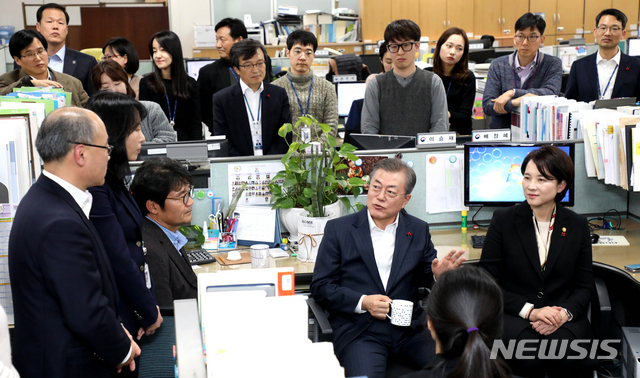 【세종=뉴시스】전신 기자 = 문재인 대통령이 11일 정부세종청사에서 열린 2019년 교육부 업무보고를 마친 후 유아교육정책과를 방문해 직원들과 환담하고 있다. 2018.12.11. photo1006@newsis.com