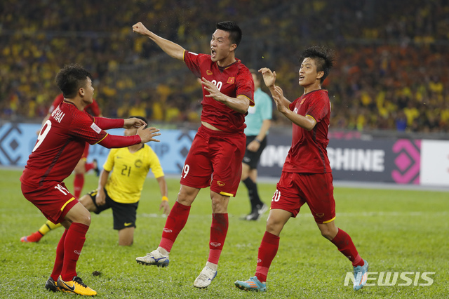 【쿠알라룸푸르=AP/뉴시스】베트남 축구대표팀 응우옌 후이흥(가운데)이 11일(현지시간) 말레이시아 쿠알라룸푸르 부킷 잘릴 국립경기장에서 열린 스즈키컵 결승 1차전 전반 22분 선취골을 기록, 환호하고 있다. 2018.12.11. 