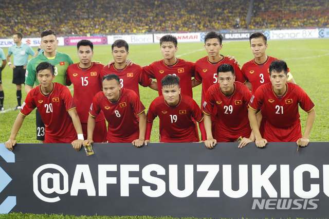 【쿠알라룸푸르=AP/뉴시스】베트남 축구대표팀이 11일(현지시간) 말레이시아 쿠알라룸푸르 부킷 잘릴 국립경기장에서 열린 말레이시아와의 스즈키컵 결승 1차전에 앞서 기념촬영을 하고 있다.양 팀은 1차전에서 2-2 무승부를 기록했으며 오는 15일 베트남 하노이에서 결승 2차전을 치른다. 2018.12.11. 