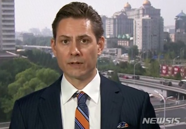 【로스앤젤레스=뉴시스】 중국 최대 통신장비생산업체 화웨이 창업자의 딸이자 최고재무책임자(CFO)인 멍완저우가 미국의 요청으로 캐나다에서 체포된 가운데 전 캐나다 외교관 마이클 코브릭이 중국에 억류돼 중국의 보복성 구금으로 추정되고 있다. 사진은 2003년부터 2016년까지 중국 베이징과 홍콩에서 캐나다 외교관으로 재직했던 코브릭. <사진=CNBC 캡처> 2018.12.11