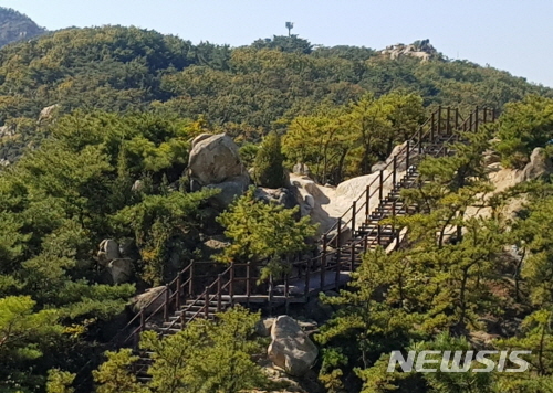 【서울=뉴시스】서울 관악구 관악산 남현동 연주대능선 정비사진. 2018.12.12. (사진=관악구 제공)