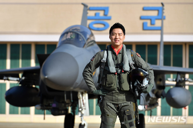【서울=뉴시스】 '2018 탑건(Top Gun)'의 영예를 차지한 공군 제11전투비행단 소속 F-15K 조종사 이재수 소령(35·공사54기). (사진=공군 제공)