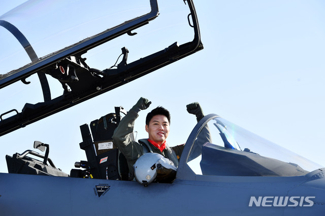 【서울=뉴시스】 '2018 탑건(Top Gun)'의 영예를 차지한 공군 제11전투비행단 소속 F-15K 조종사 이재수 소령(35·공사54기). (사진=공군 제공)