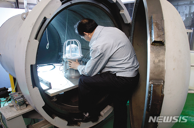 【진주=뉴시스】정경규 기자 =한국산업기술시험원(KTL) 연구원이 북미지역 시험 인증기관인 MET Laboratories와 업무협약을 체결하고 방폭기기 시험평가를 하고있다.