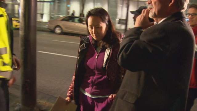 【서울=뉴시스】 멍완저우 화웨이 최고재무책임자(CFO) 겸 부회장이 11일 저녁(현지시간) 캐나다 밴쿠버에서 보석으로 풀려나 법원을 나서고 있다. <사진출처:CBC 화면 캡처> 2018.12.12 