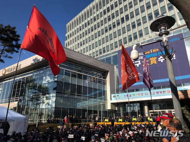 【서울=뉴시스】조인우 기자 = 빈민해방실천연대와 용산참사진상규명위원회 등 단체들은 '고(故) 박준경 열사 비상대책위원회’를 구성해 12일 오후 2시 서울 마포구 마포구청 앞에서 1차 추모 및 투쟁대회를 열고 마포구청장의 공식 사과 및 대책 마련을 촉구했다. 2018.12.12