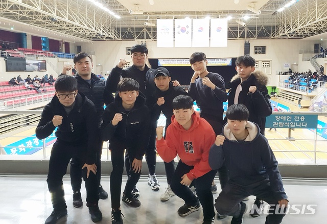 【대구=뉴시스】배소영 기자 = 대구시 서구 중리중이 복싱 주니어 국가대표를 배출했다. 사진 앞줄 왼쪽에서 두 번째가 박정현(15)군이다. 2018.12.12.(사진=대구 중리중 제공) photo@newsis.com