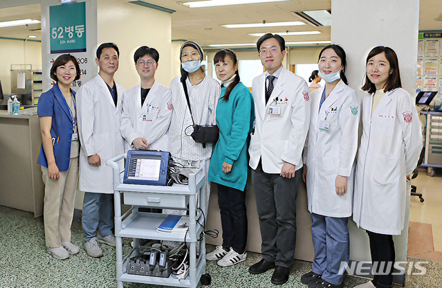 【대구=뉴시스】김덕용 기자 = 지난 11일 좌심실보조장치 수술로 건강을 회복한 환자와 동산병원 심장이식팀 관계자들이 퇴원을 기념해 기념사진을 찍고 있다. 2018. 12. 12.(사진=계명대 동산병원 제공) photo@newsis.com