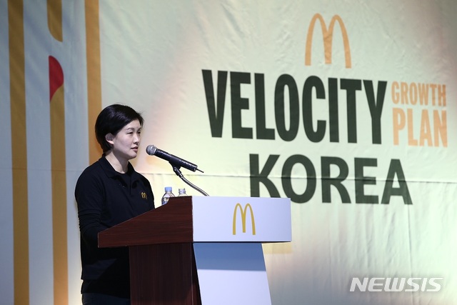【서울=뉴시스】조주연 한국맥도날드 사장이 12일 경주 현대호텔에서 본사 임직원, 가맹점주, 전국 매장 점장 등 500명을 초대해 회사의 미래 성장전략에 대해 소개하고 있다.2018.12.12(사진=한국맥도날드 제공) photo@newsis.com