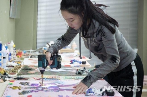 【서울=뉴시스】 작업하는 낸시랭 [갤러리오월 제공]