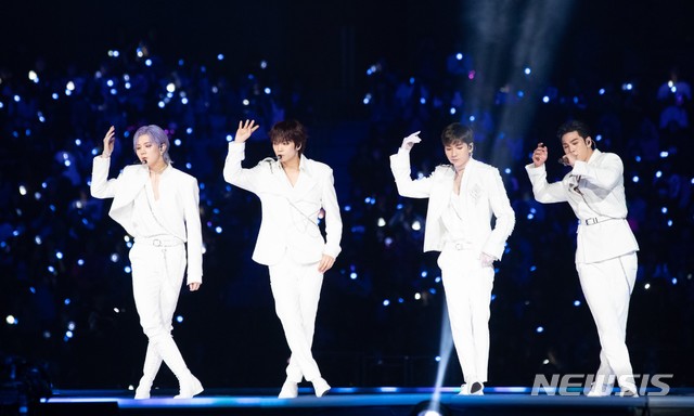 【사이타마=뉴시스】 조윤영 특파원 = 12일 사이타마현에 위치한 사이타마 아레나에서 개최된 2018 MAMA FANS’ CHOICE in JAPAN’에 참석한 아이돌 그룹 '뉴이스트W'가 공연하고 있다. (사진출처: 주최측 제공)&nbsp;&nbsp; 2018.12.12.&nbsp; yuncho@newsis.com 
