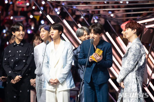 【사이타마=뉴시스】 조윤영 특파원 = 12일 사이타마현에 위치한 '사이타마 아레나'에서 개최된 2018 MAMA FANS’ CHOICE in JAPAN’에서 방탄소년단(BTS)가 수상한 뒤 소감을 발표하고 있다. (사진 = CJE&M 제공) 2018.12.12.yuncho@newsis.com