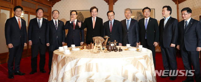 【서울=뉴시스】홍효식 기자 = 12일 오전 서울 종로구 삼청동 총리공관에서 열린 고위 당정청협의회에서 이낙연 국무총리가 이야기 하고 있다. 왼쪽부터 노형욱 국무조정실장, 더불어민주당 김태년 정책위의장, 홍남기 경제부총리 겸 기획재정부 장관, 더불어민주당 홍영표 원내대표, 이낙연 국무총리, 더불어민주당 이해찬 대표, 김수현 청와대 정책실장, 더불어민주당 윤호중 사무총장, 정태호 청와대 일자리수석, 당대표 비서실장, 더불어민주당 김성환 당대표비서실장.&nbsp; 이날 고위당정청의 논의 안건은 예산안 및 세법개정안 국회통과에 따른 후속조치, 중점법안 추진상황 및 향후대책, 최근 안전사고 후속조치 등이다. 2018.12.12.&nbsp; yesphoto@newsis.com