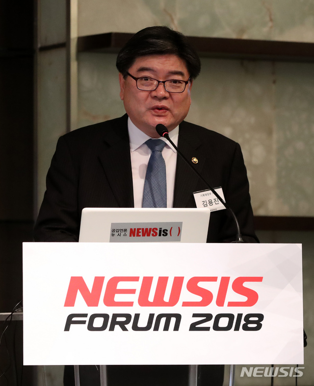 【서울=뉴시스】김선웅 기자 = 12일 오전 서울 중구 플라자호텔에서 '급변하는 세계경제와 공기업의 생존 조건'을 주제로 열린 2018 뉴시스 공공기관 포럼에서 김용진 기획재정부 제2차관이 축사를 하고 있다. 2018.12.12.&nbsp; mangusta@newsis.com