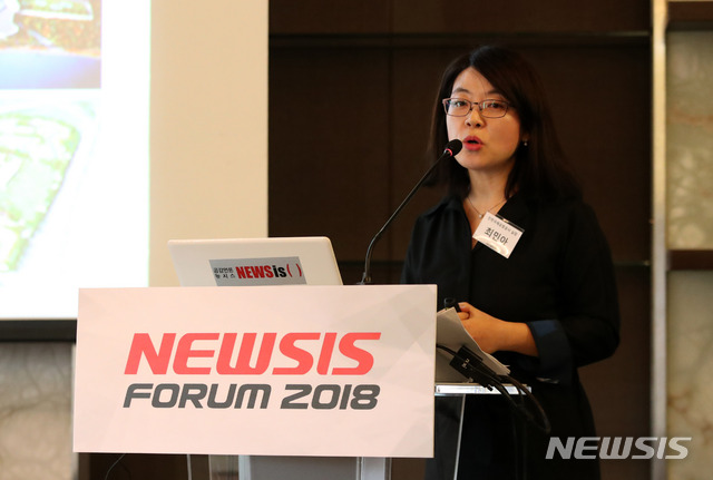 【서울=뉴시스】김선웅 기자 = 12일 오전 서울 중구 플라자호텔에서 '급변하는 세계경제와 공기업의 생존 조건'을 주제로 열린 2018 뉴시스 공공기관 포럼에서 최민아 인천국제공항공사 사회가치추진실장이 주제발표를 하고 있다. 2018.12.12.&nbsp; mangusta@newsis.com