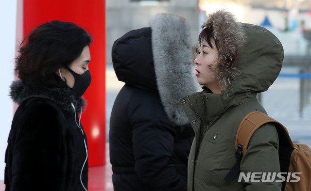 【서울=뉴시스】홍효식 기자 = 서울 아침 기온 -4도를 나타낸 12일 오전 서울 종로구 광화문 사거리에서 시민들이 두꺼운 옷을 입고 출근길 발걸음을 재촉하고 있다. 2018.12.12. yesphoto@newsis.com