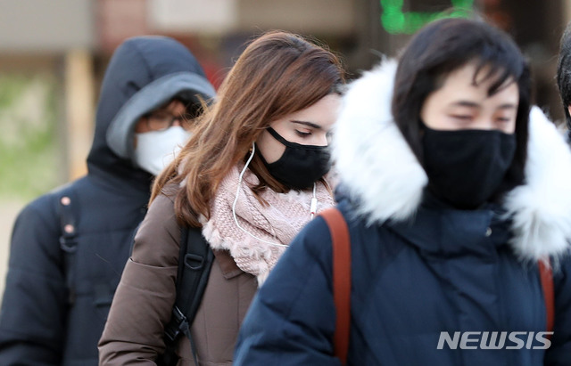 【서울=뉴시스】홍효식 기자 = 12일 아침 서울 종로구 광화문 사거리에서 시민들이 두꺼운 옷을 입고 출근길 발걸음을 재촉하고 있다. 2018.12.12. yesphoto@newsis.com