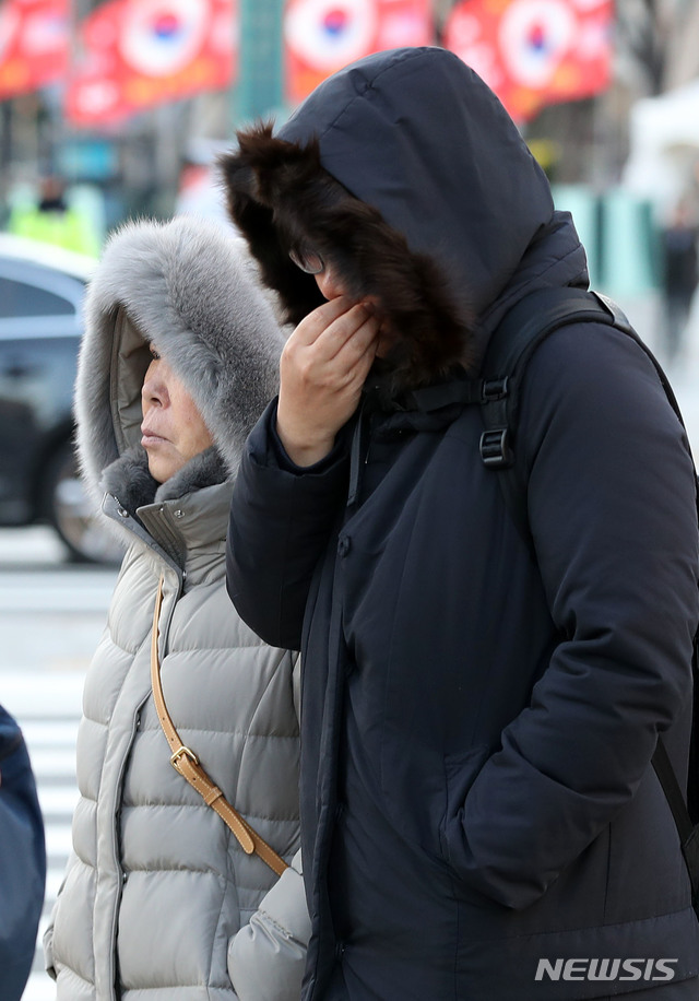 【서울=뉴시스】홍효식 기자 = 서울 아침 기온 -4도를 나타낸 12일 오전 서울 종로구 광화문 사거리에서 시민들이 두꺼운 옷을 입고 출근길 발걸음을 재촉하고 있다. 2018.12.12. yesphoto@newsis.com