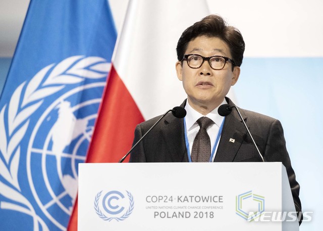 【서울=뉴시스】조명래 환경부 장관이 11일(현지시각) 폴란드 카토비체에서 열린 파리이행 지침 마련을 위한 제24차 유엔기후변화협약 당사국총회 회의장에서 우리나라 수석대표 기조연설을 하고 있다. 2018.12.12. (사진=환경부 제공)&nbsp; photo@newsis.com